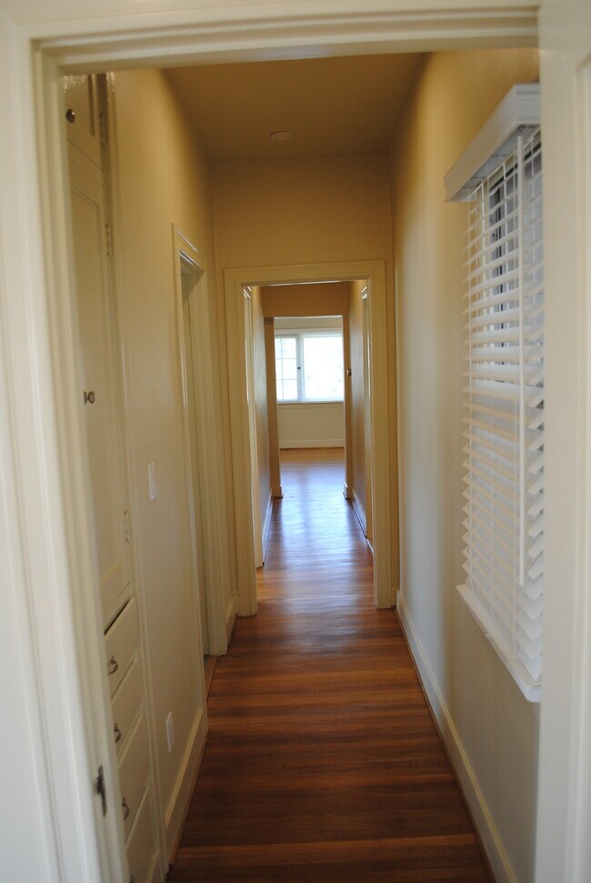 Foto del edificio - 1172 E Orange Grove Blvd