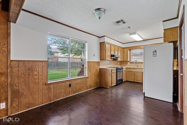Building Photo - Sweet Charmer in Bossier City!