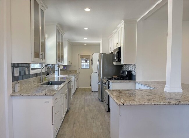 Building Photo - 15100 Dunton Dr