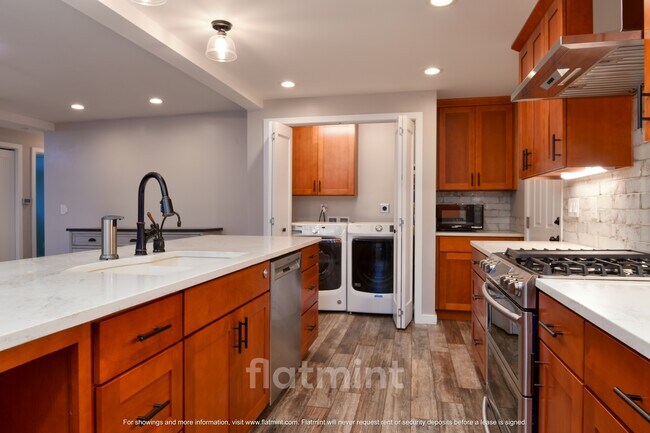 Foto del edificio - 8839 Densmore Ave N