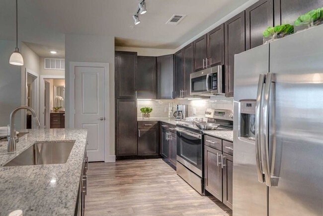 Building Photo - Southfork Lake