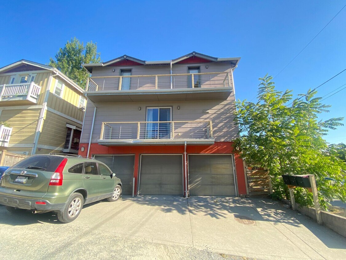 Foto principal - Great private townhome for rent