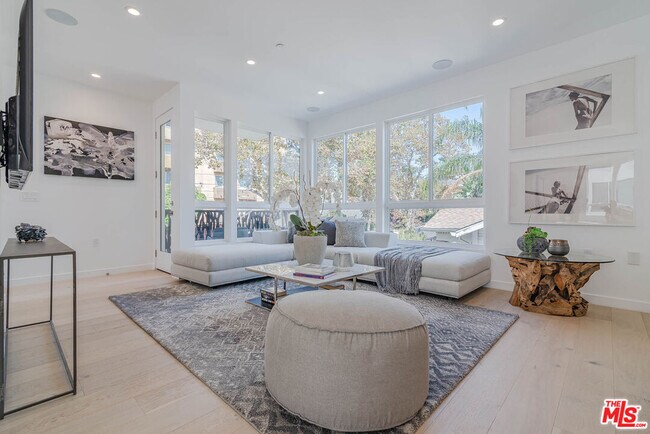 Foto del edificio - 1214 N Sycamore Ave