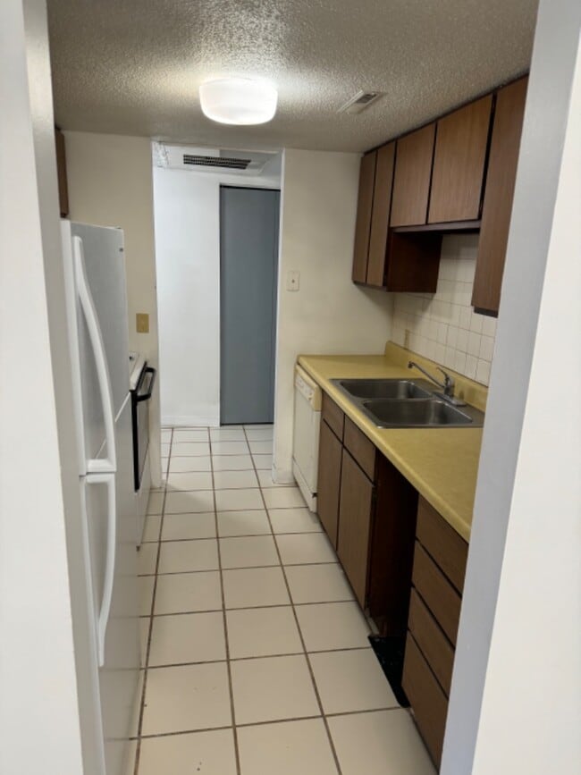 Building Photo - 4 Manor Dr