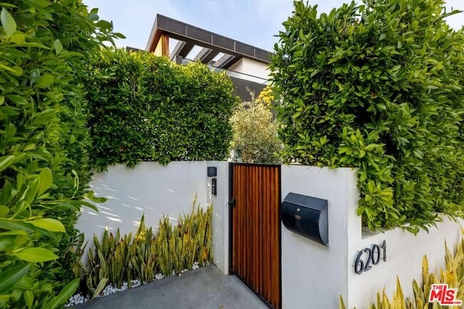 Building Photo - 6201 Lindenhurst Ave