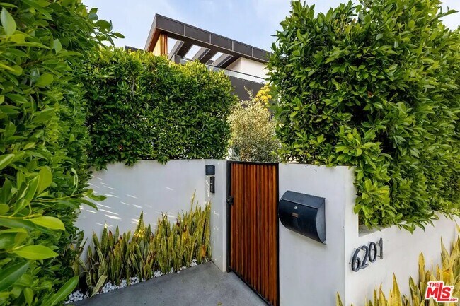 Foto del edificio - 6201 Lindenhurst Ave