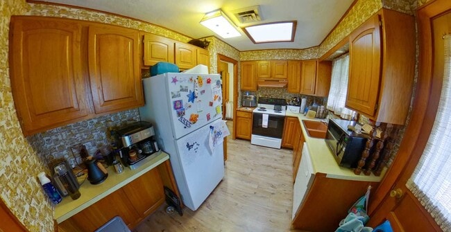 Building Photo - 3D Tour Available - Attached Garage + Washer & Dryer Included + Great Back Deck! Available August...