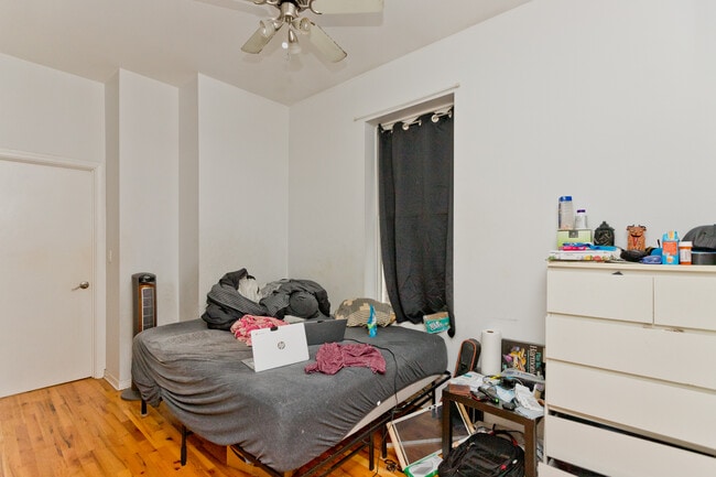 Foto del edificio - 2439 W Homer St
