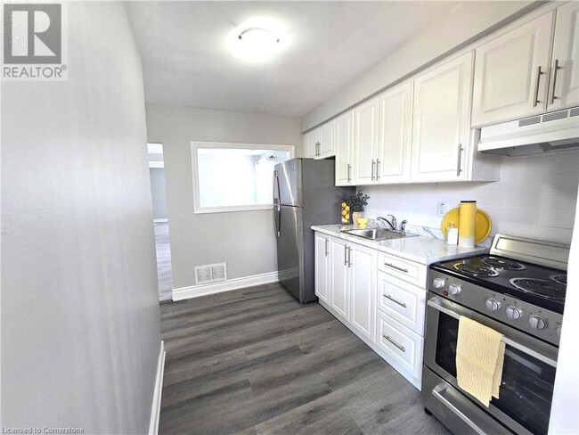 Building Photo - 300 Balmoral Ave N
