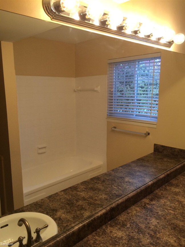 Building Photo - 3551 W 14 Mile Rd