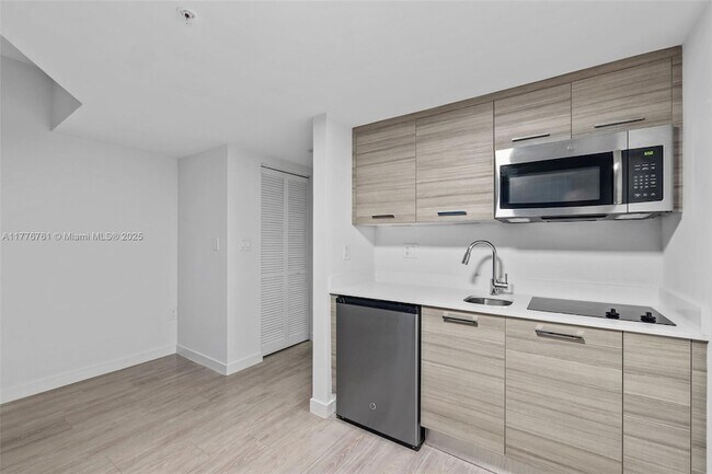 Foto del edificio - 1756 N Bayshore Dr