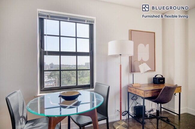 Foto del edificio - 1020 W Lawrence Ave