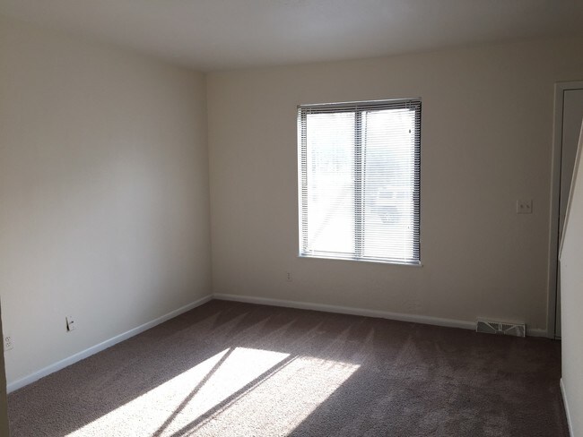 Building Photo - 111 Peony St SW
