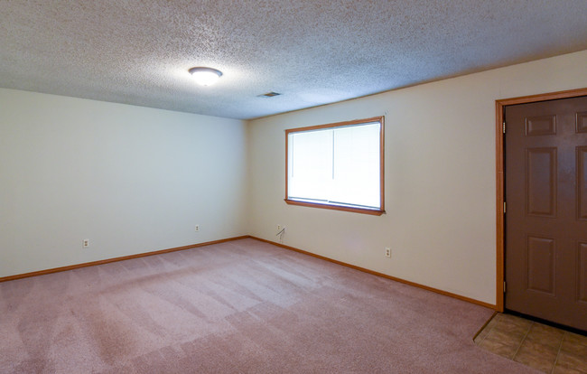 Building Photo - 153 Shady Ln