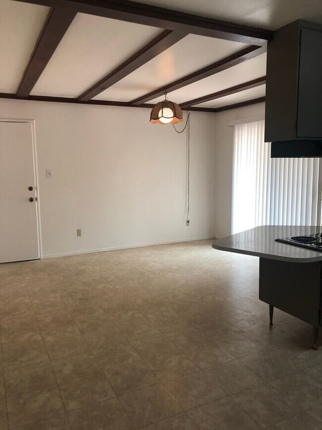 Foto del edificio - New carpet & Paint