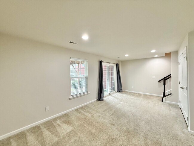 Building Photo - Stunning 3BD, 2.5BA End Unit Durham Townho...