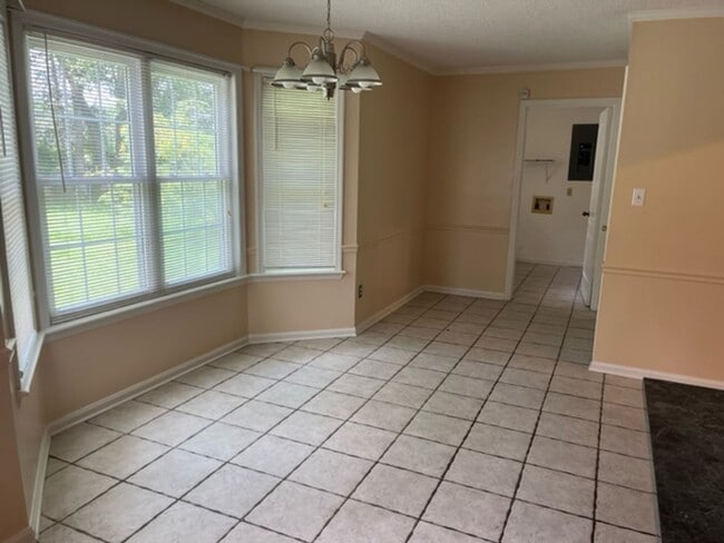 Building Photo - Spacious 3bedroom/2 bathroom home