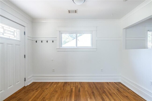 Foto del edificio - 577 Glenwood Pl SE