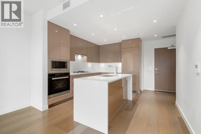 Building Photo - 5189 Cambie St.