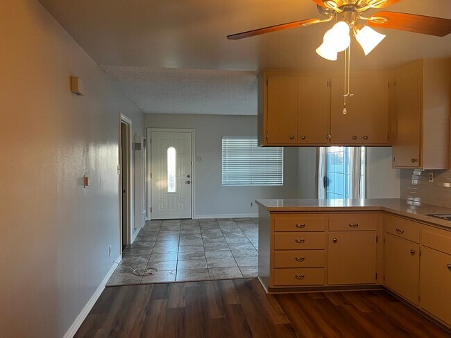 Foto del edificio - 1047 W 25th St