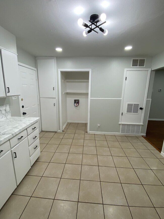 Building Photo - Recently Updated 3 Bedroom 2 Bath Minutes From Downtown