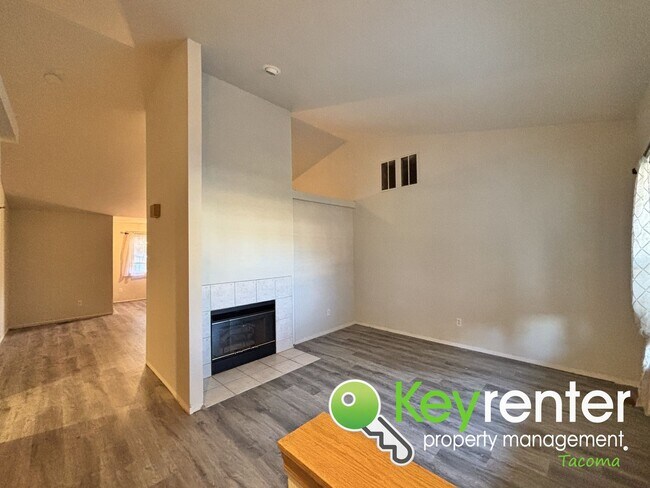 Building Photo - Beautiful 3 Bedroom Tacoma Craftsman Renta...