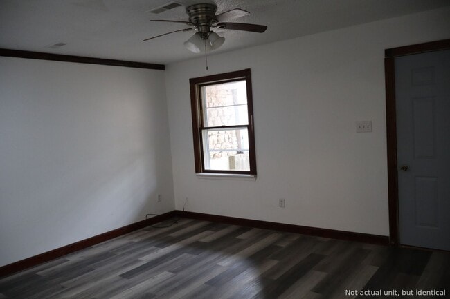 Building Photo - 2305 Southridge Dr