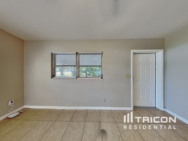 Building Photo - 2869 Webley Dr NE