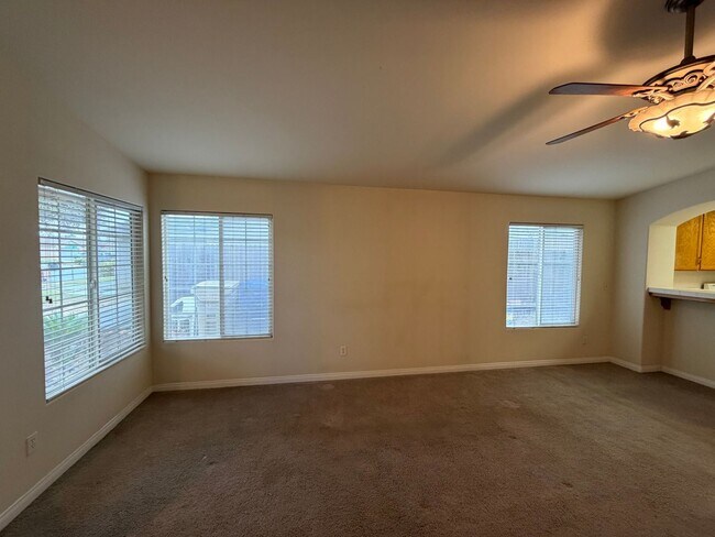 Foto del edificio - Take a look at this Gorgeous NW Bakersfield Home