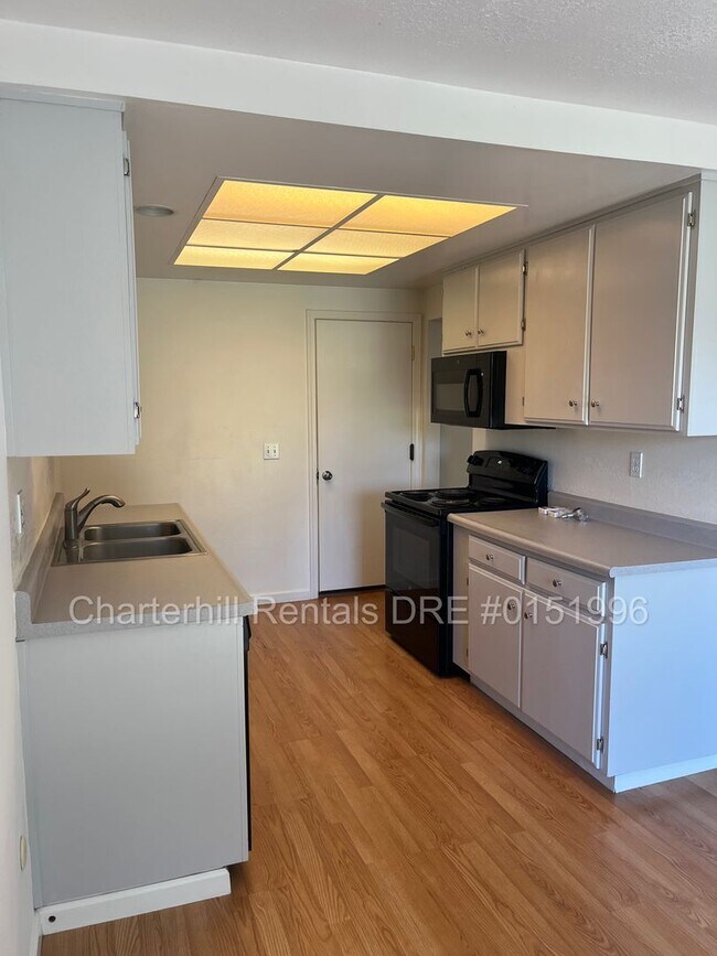 Foto del edificio - Larkfield -spacious single level with attached one car garage - backs to the old Wikiup Golf Course!