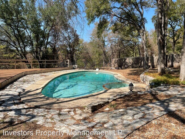 Building Photo - 4 br, 2.5 bath House - 612 Larue