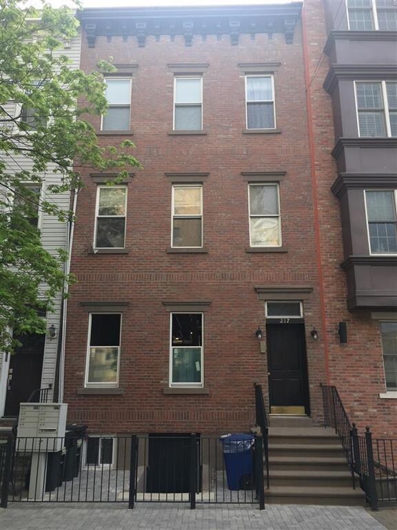 Primary Photo - 217 Monroe St