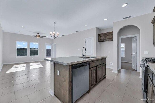 Foto del edificio - LARGE HOME! 3 BEDROOM!