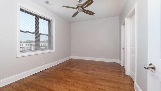 Building Photo - 4917 S Prairie Ave