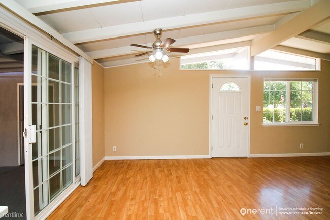 Building Photo - 727 Lakechime Dr