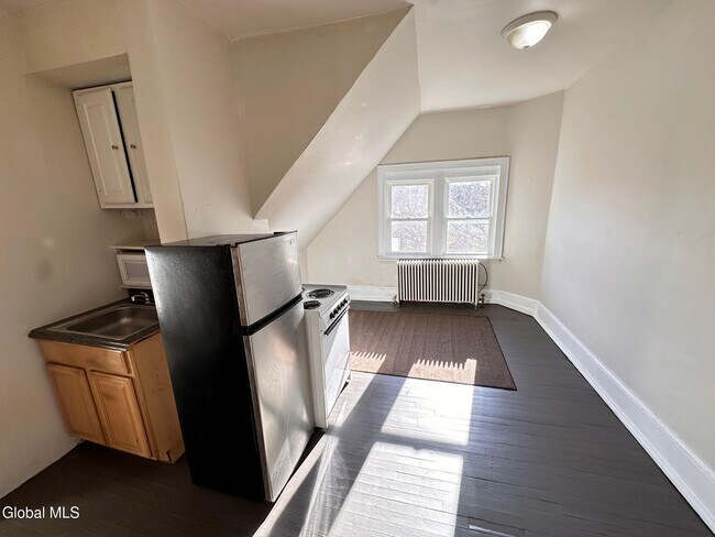 Building Photo - 166 2nd Ave