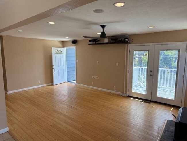 Foto del edificio - Spacious 3-bedroom home in Quiet El Sobran...