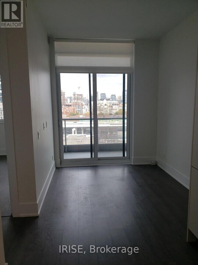 Photo du bâtiment - 1 Edgewater Dr