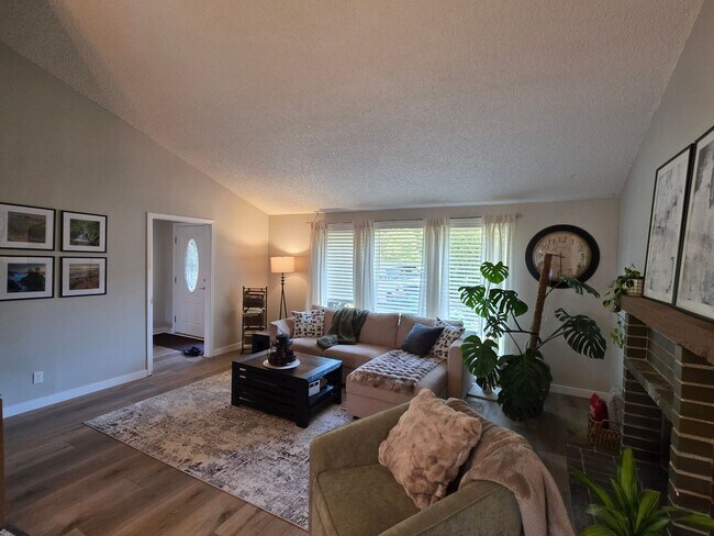 Foto del edificio - Lea Hill tri-level home - 3 bedroom 2.5 bath home - Feels like new/ Remodeled - A Must see - Avai...