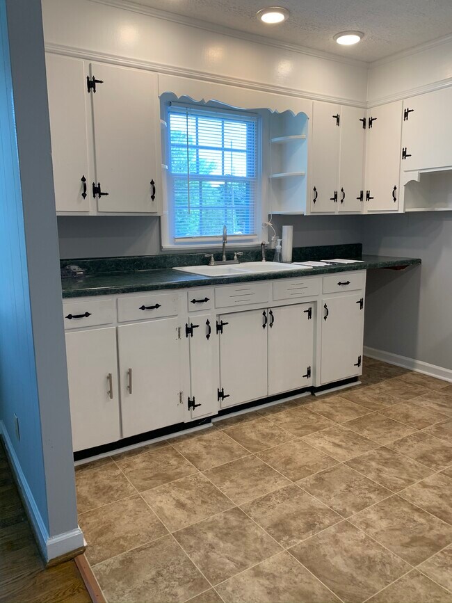 Cocina - 406 2nd Ave W