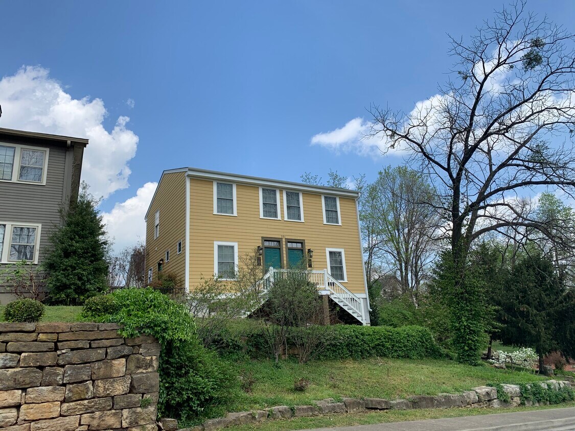 Primary Photo - 206 E Broadway St