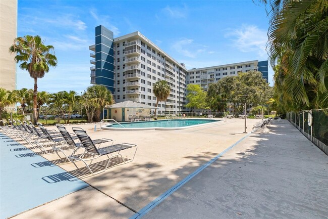 Building Photo - 4200 Hillcrest Dr
