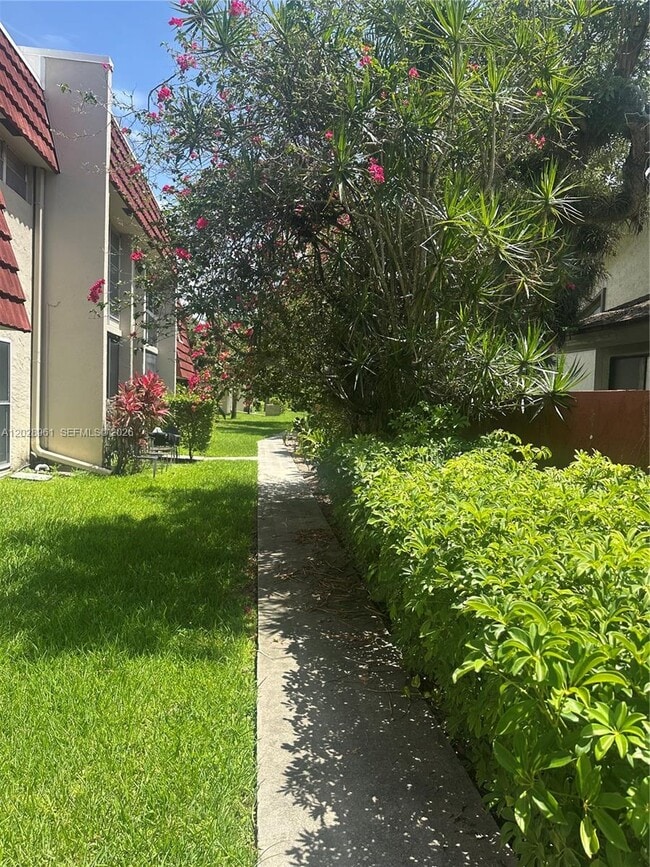 Building Photo - 5 Jacaranda Country Club Dr