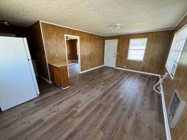 Building Photo - Clinton- 400