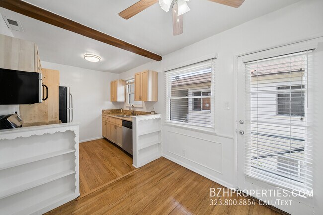 Building Photo - 5303 1/2 Vantage Ave-