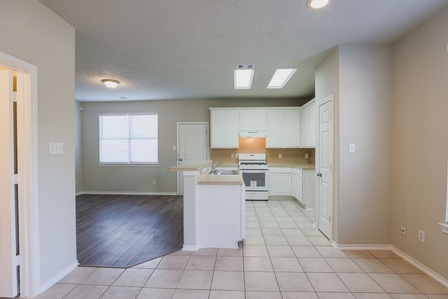 Building Photo - Move in Ready in 77044!