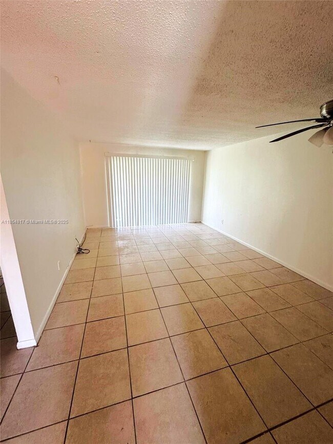 Building Photo - 932 W Kalmia Dr