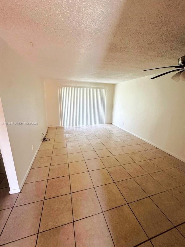 Building Photo - 932 W Kalmia Dr