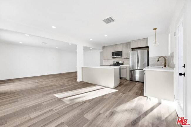 Foto del edificio - 1213 Thompson Ave