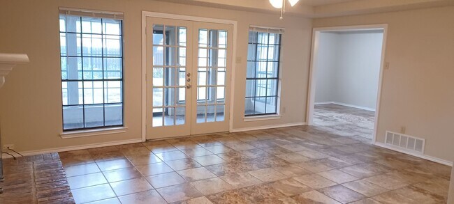 Building Photo - Immediate Move In Lancaster 3-2-2 for Lease